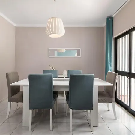 Modern Family Townhouse In Quarteira, Algarve 奎特里拉